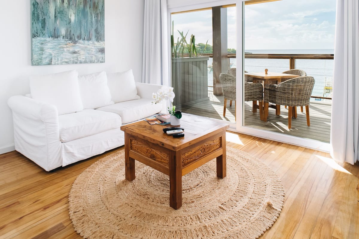 Suite 8 | Living area | 55-inch Smart TV with cable channels, TV, books