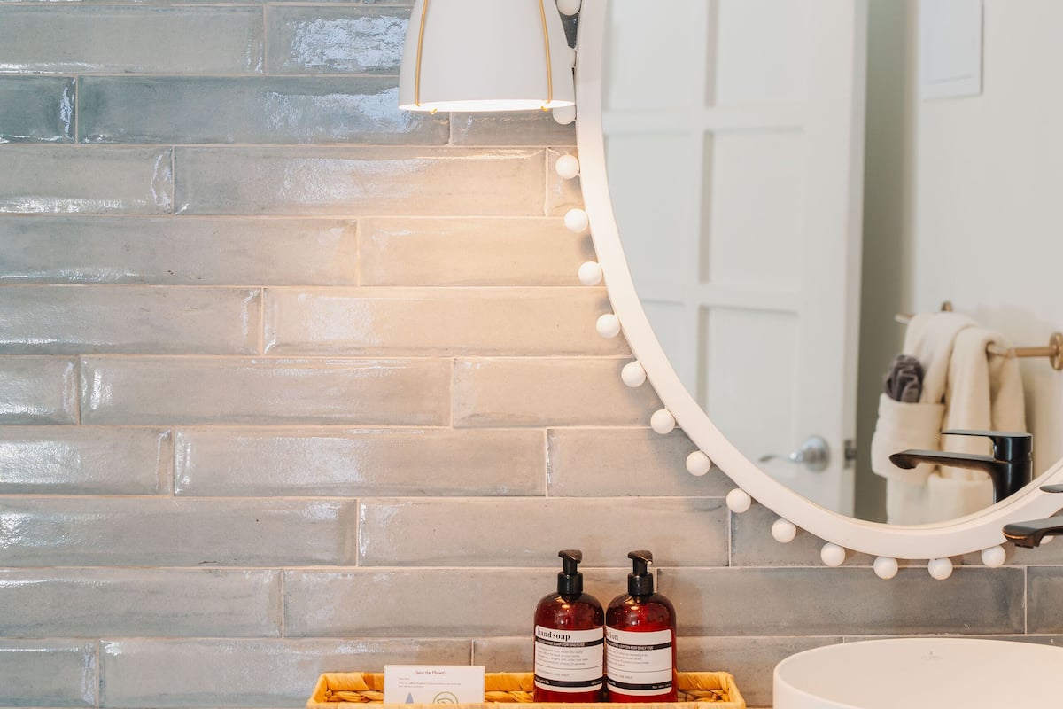 Suite 5 | Bathroom | Free toiletries, hair dryer, bathrobes, towels