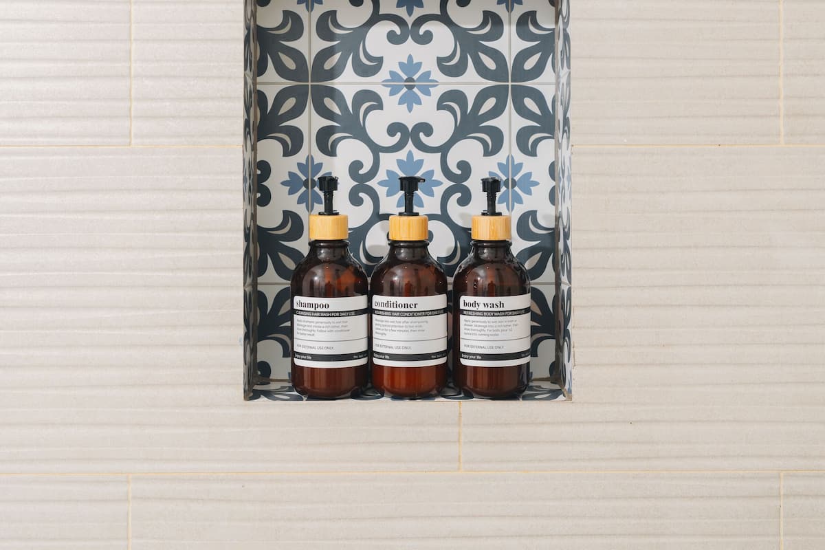 Suite 2 | Bathroom | Free toiletries, hair dryer, bathrobes, towels