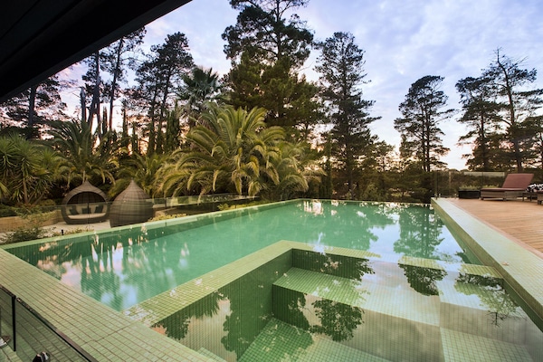 Kolam renang terbuka, kerusi lepak pantai
