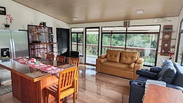 Deluxe Room, Balcony | Private kitchen | Cookware/dishes/utensils
