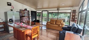 Habitació Deluxe, balcó | Cuina privada | Utensilis de cuina, vaixella i coberteria