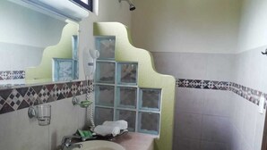 Chambre Double Standard, salle de bains privée, vue jardin | Lavabo de la salle de bain