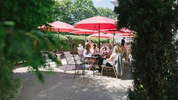 Lunch and dinner served