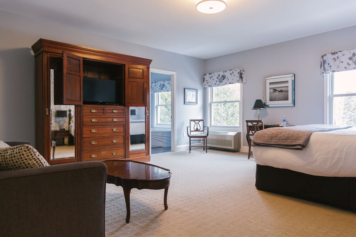 Honeymoon Suite, 1 King Bed with Sofa bed, Bathtub | Individually decorated, desk, iron/ironing board, free WiFi