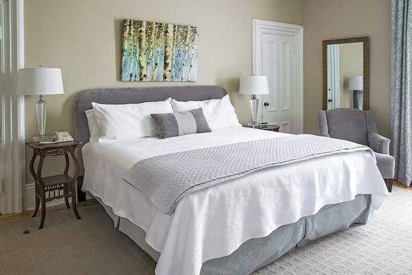 标准套房, 1 张特大床 | 特色装修、办公桌、熨斗/熨衣板、免费 WiFi