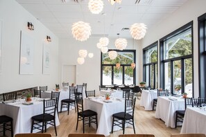 供应午餐和晚餐