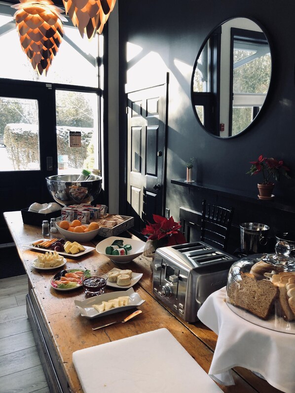 Free daily continental breakfast - Shadow Lawn Inn (Rothesay)