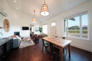 Suite Premier, 2 chambres, vue sur le vignoble | Aire de séjour | Téléviseur à écran plat de 48 po avec télévision par câble, téléviseur