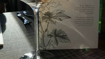 Un verre à vin accompagné d’un menu du restaurant Terrace, situé dans la vallée d’Okanagan.