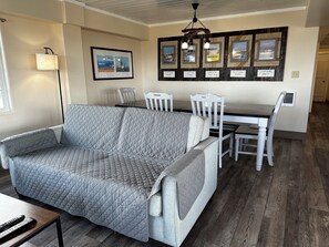 42-吋電視，提供有線頻道