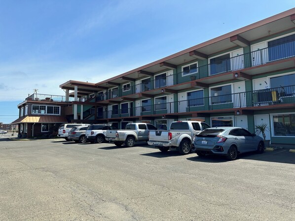 Een motel met meerdere verdiepingen en een parkeerplaats.