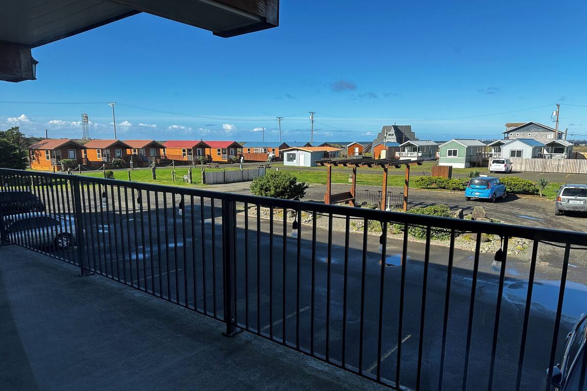Zona residencial com casas, uma rua e um estacionamento cercado.