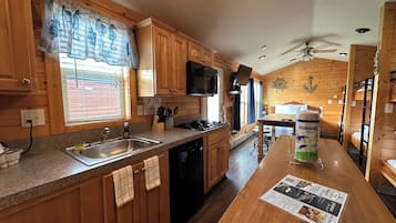 Bunkhouse Cabin | Private kitchen | Full-size fridge, microwave