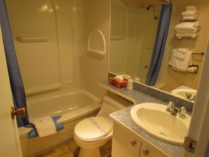 Standard Room, 2 Double Beds | Bathroom | Combined shower/bathtub, hair dryer, towels - Rosedale Motel (Summerland)