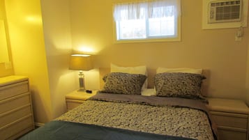 Desk, blackout drapes, free WiFi, bed sheets