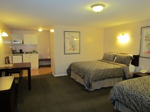 Deluxe Room, 2 Queen Beds | Private kitchenette | Fridge, microwave, coffee/tea maker - Rosedale Motel (Summerland)