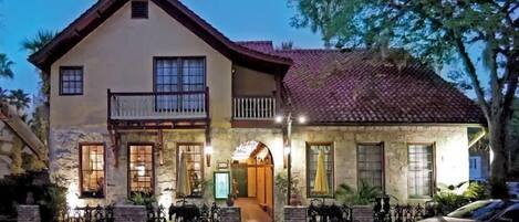 Fachada de la propiedad