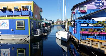 A Float Home B&B in Fishermanâs Wharf