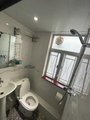 Family Suite, 2 Double Beds | Bathroom | Shower, free toiletries, hair dryer, slippers - Everest Hostel (Kowloon)