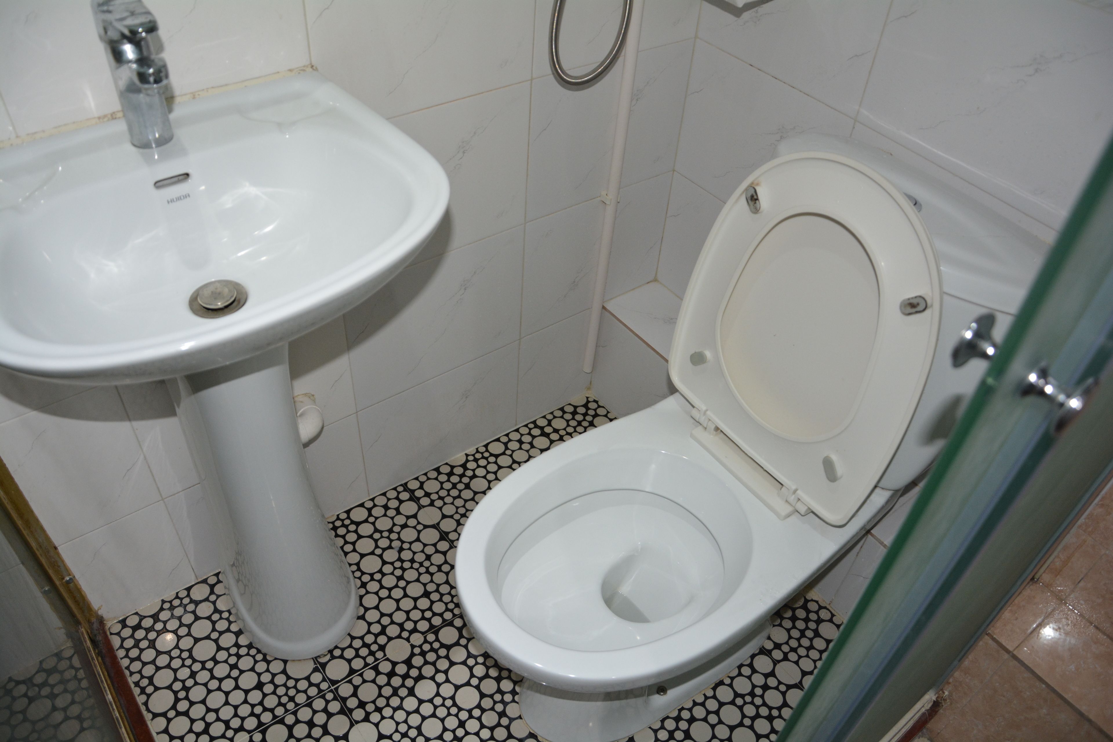 Buồng tắm vòi sen, đồ dùng nhà tắm miễn phí, máy sấy tóc 