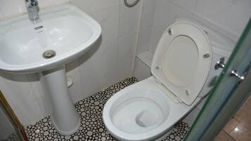 Shower, perlengkapan mandi gratis, pengering rambut, dan sandal