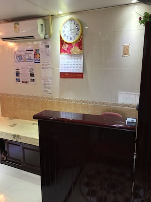 Kios check-in/check-out