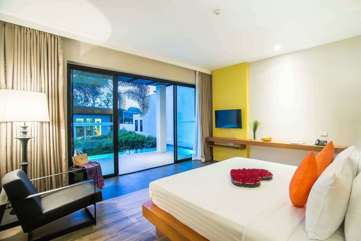 Premium bedding, minibar, in-room safe, desk