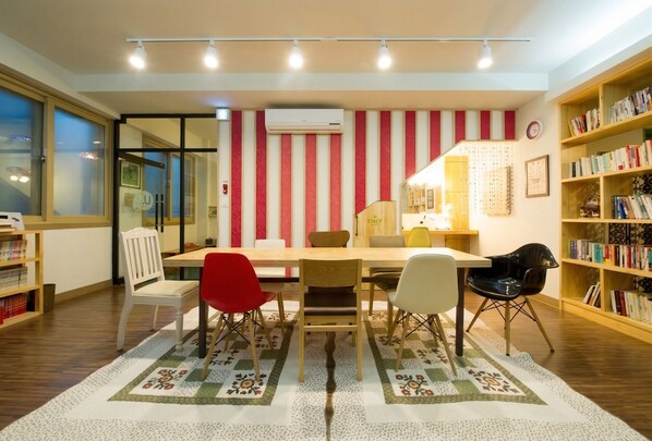 LCD TV, video-game console, DVD player - Uwa Guesthouse (Seoul)