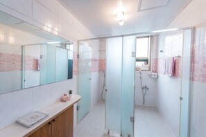 Shower, hair dryer, slippers, towels - Uwa Guesthouse (Seoul)