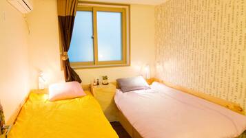 Escritorio, tabla de planchar con plancha y wifi gratis