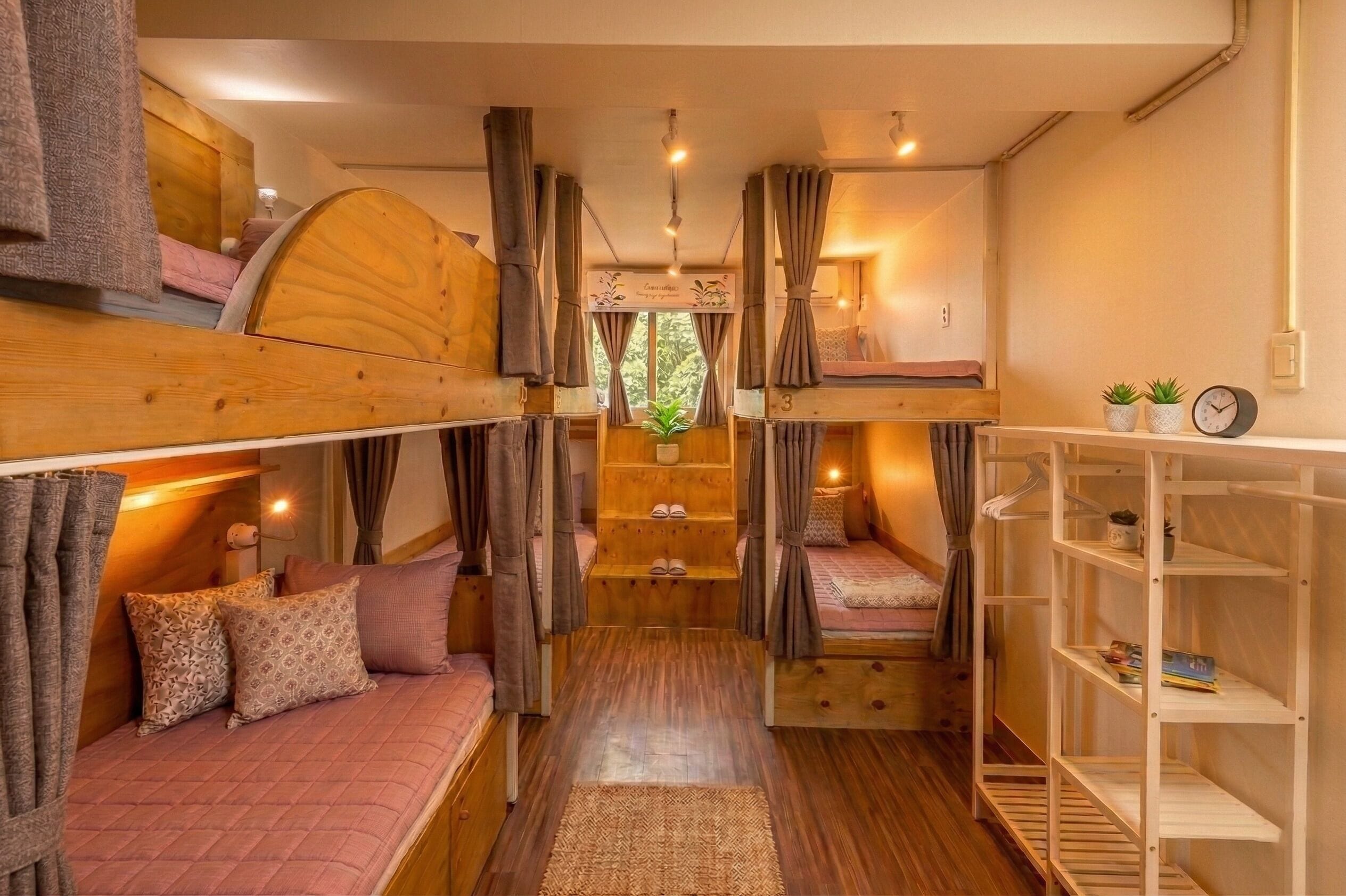 Escriptori, planxa i posts de planxar i wifi gratuïta 