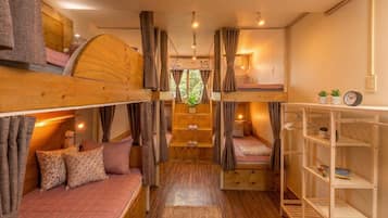 Escriptori, planxa i posts de planxar i wifi gratuïta