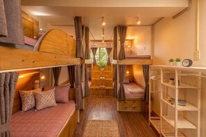 Skrivebord, strygejern/strygebræt, gratis Wi-Fi