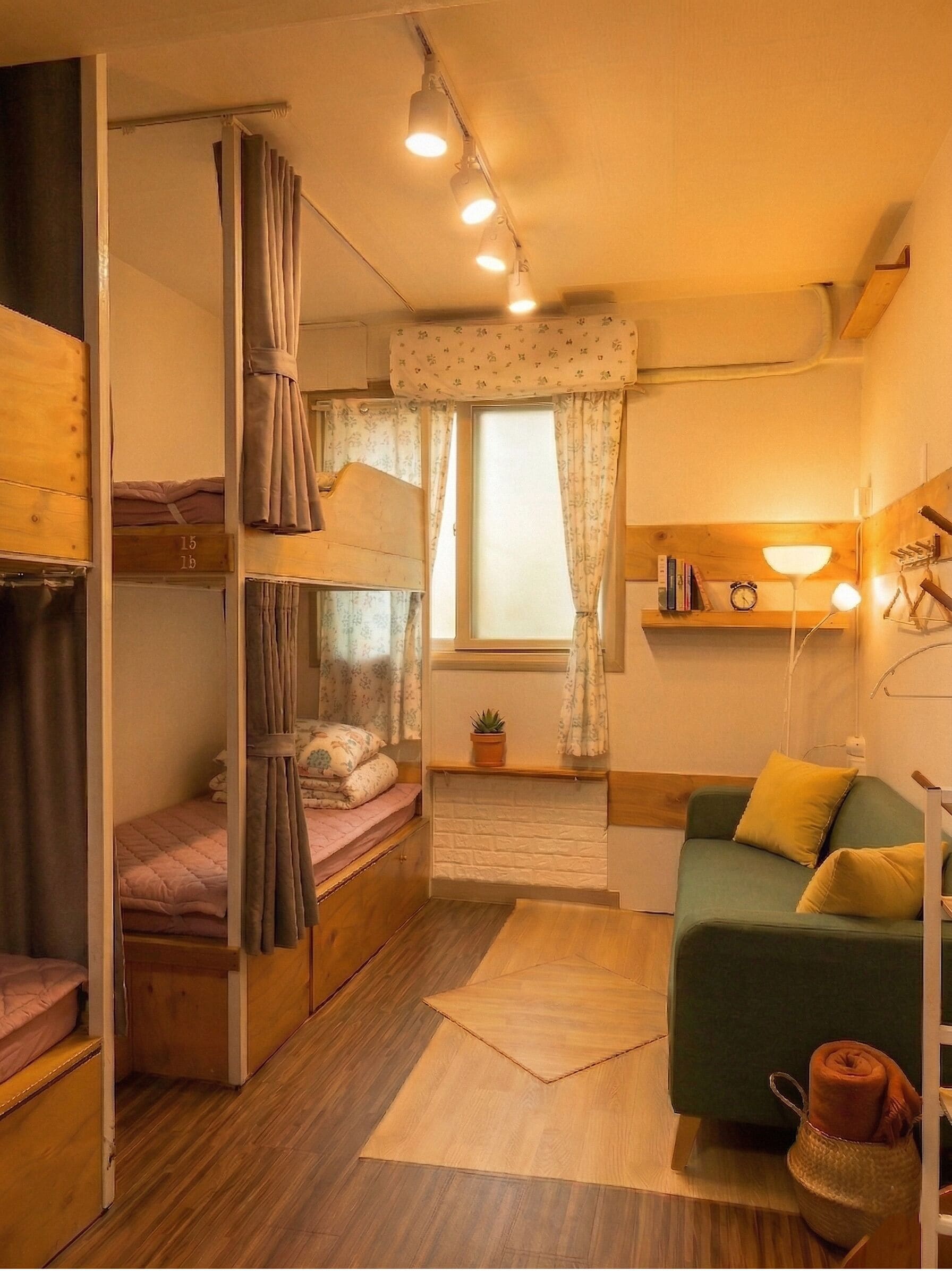 Escritorio, tabla de planchar con plancha y wifi gratis 