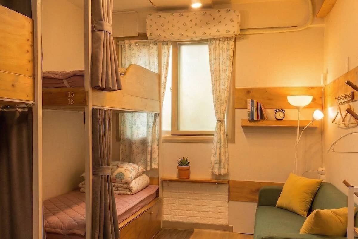 Escritorio, tabla de planchar con plancha y wifi gratis