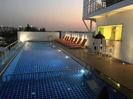 Una piscina techada, una piscina al aire libre