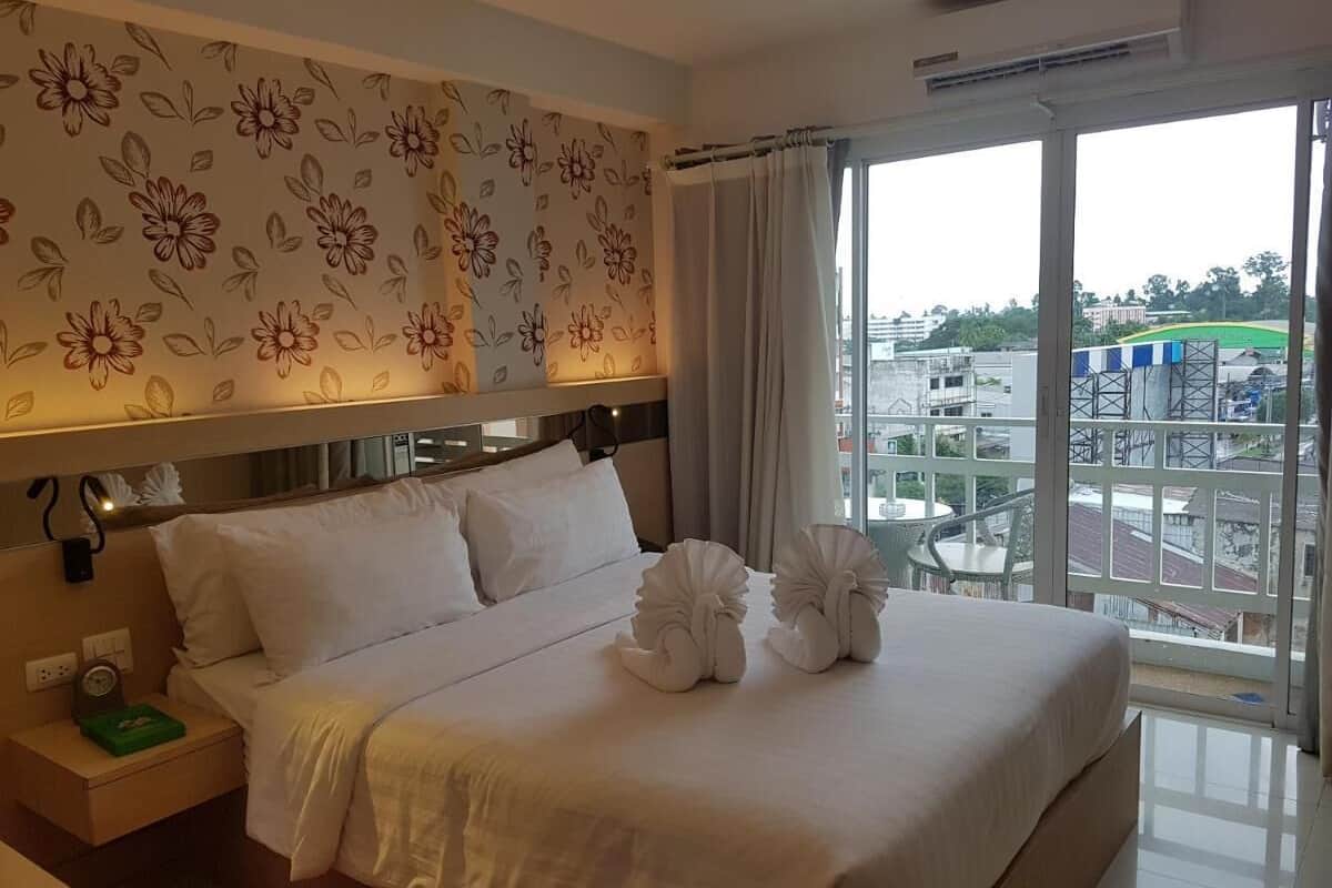 hypo-allergenic bedding, in-room safe, desk, blackout curtains