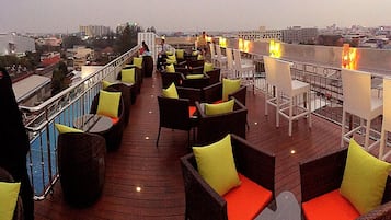 Bar en bord de piscine