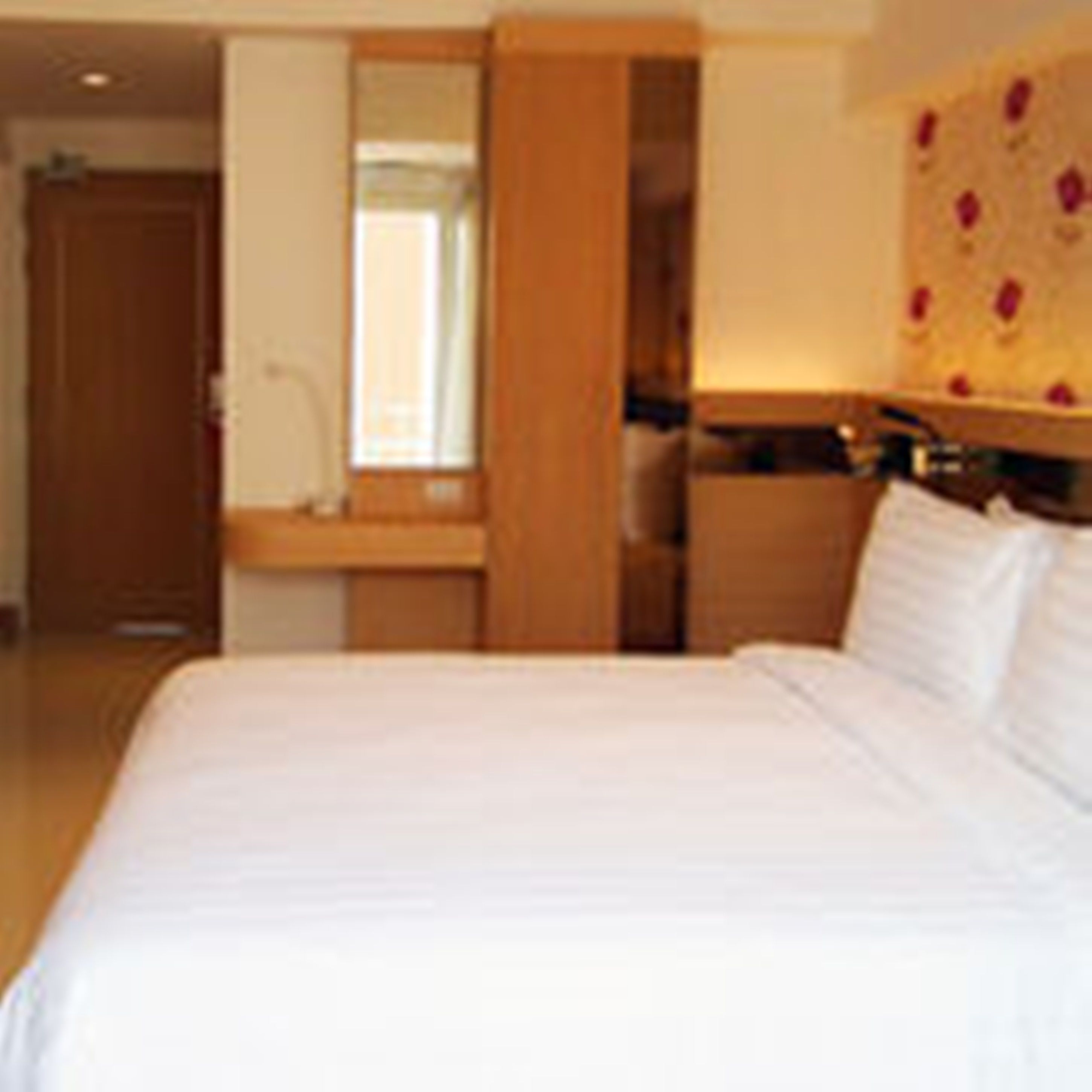 executive suite | hypo-allergenic bedding, in-room safe, desk, blackout curtains