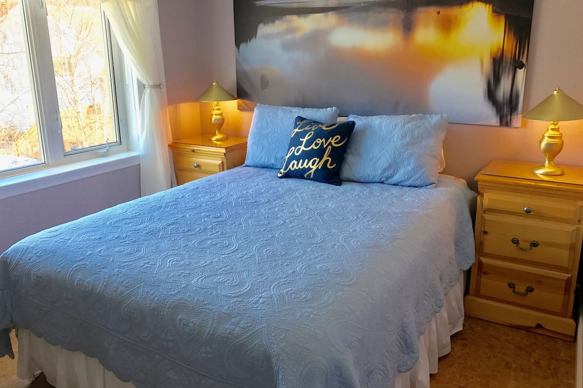 Kamar, 1 Tempat Tidur Queen, pemandangan kebun | Dilengkapi dengan perabotan berbeda-beda dan Wi-Fi (biaya tambahan)