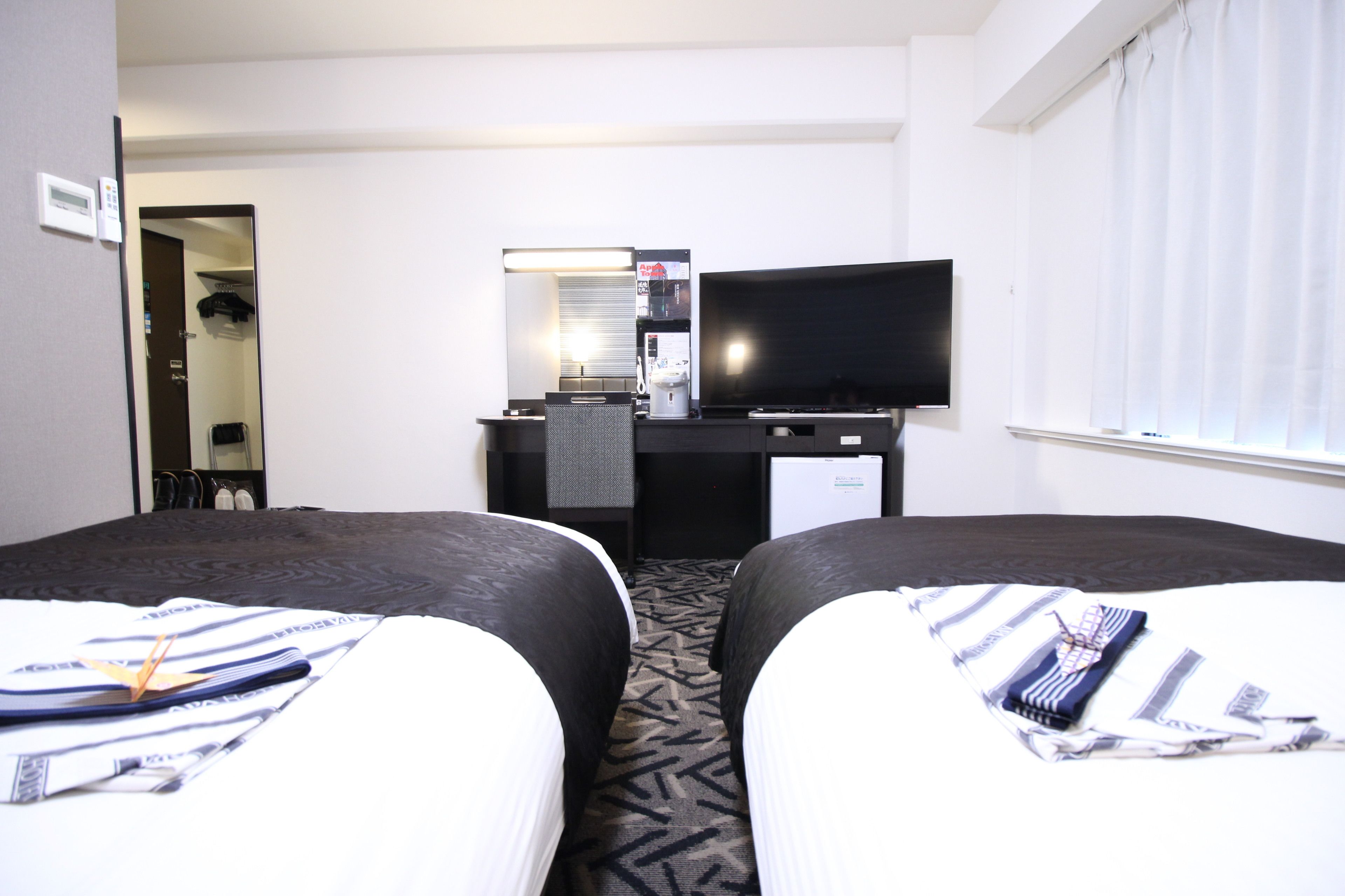 Cubrecamas, tabla de planchar con plancha, wifi gratis y ropa de cama 