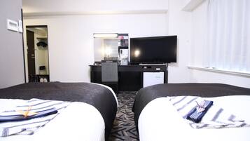 Cubrecamas, tabla de planchar con plancha, wifi gratis y ropa de cama