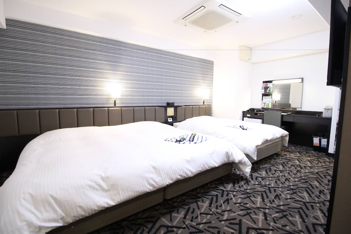 Cubrecamas, tabla de planchar con plancha, wifi gratis y ropa de cama