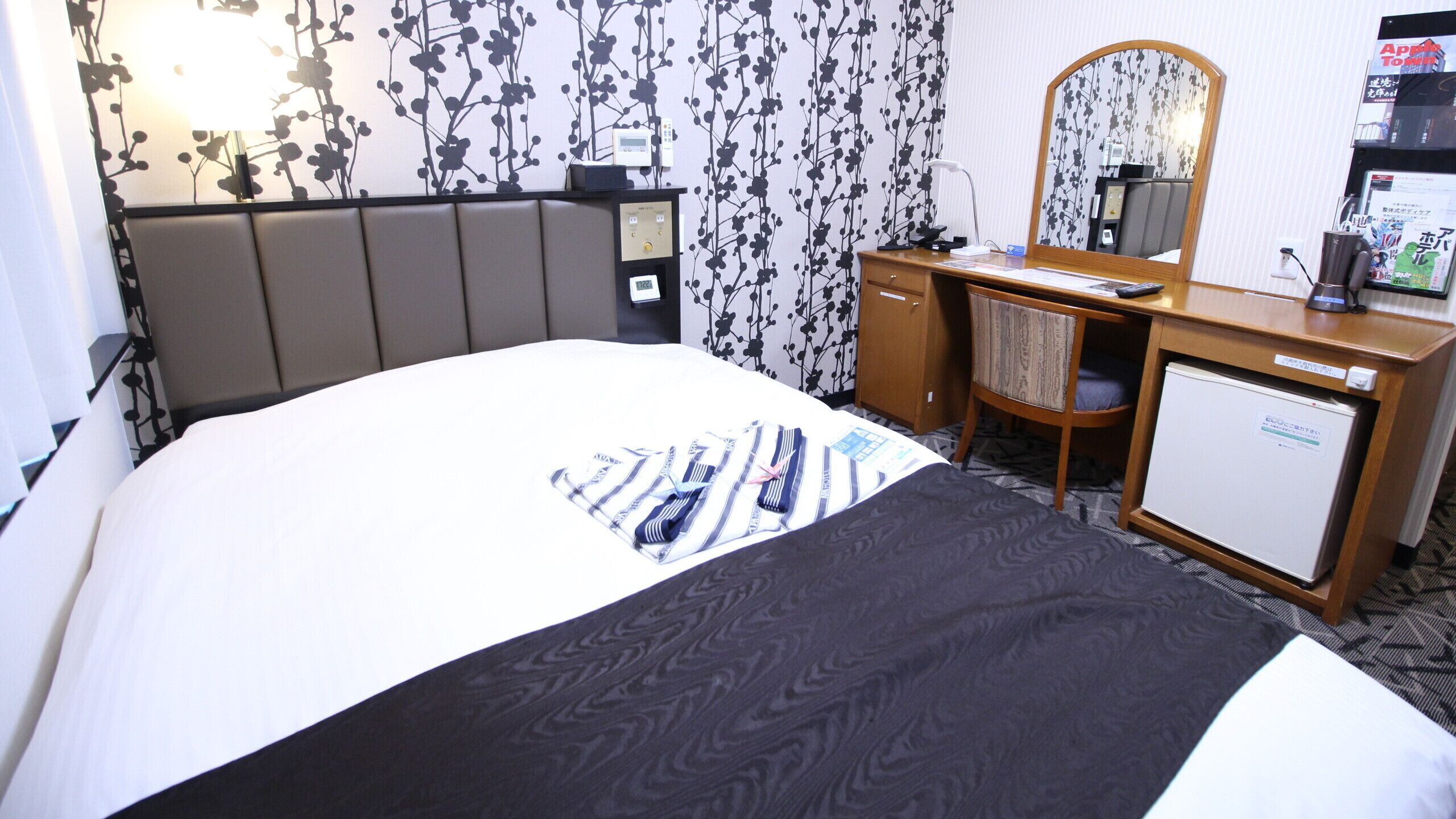 Cubrecamas, tabla de planchar con plancha, wifi gratis y ropa de cama 