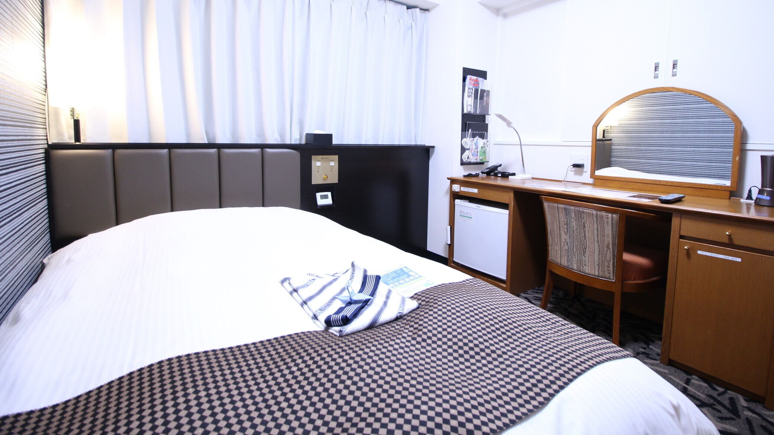 Cubrecamas, tabla de planchar con plancha, wifi gratis y ropa de cama 