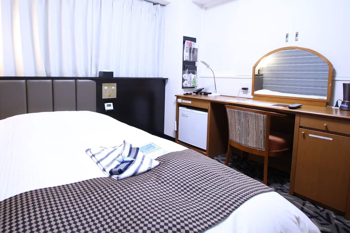 Edredón, tabla de planchar con plancha, wifi gratis y ropa de cama