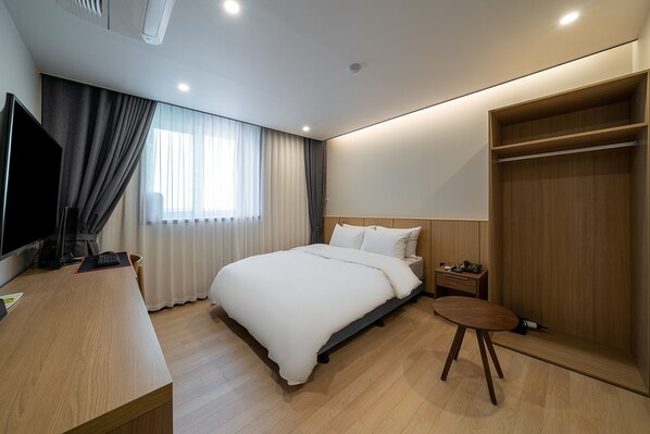 Event Room (Randomly assigned upon check in) | เครื่องนอนระดับพรีเมียม, โต๊ะทำงาน, ห้องเก็บเสียง, เตารีด/โต๊ะรีดผ้า