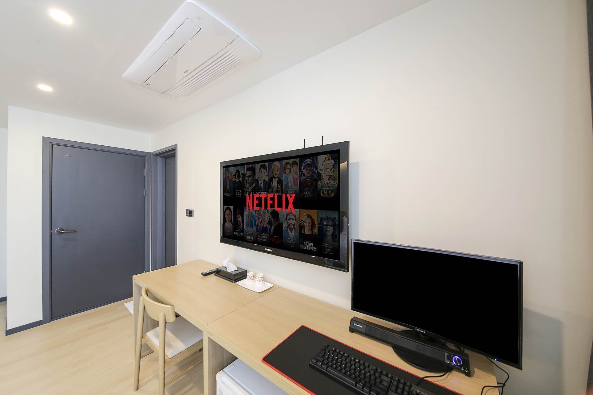 deluxe double room | television