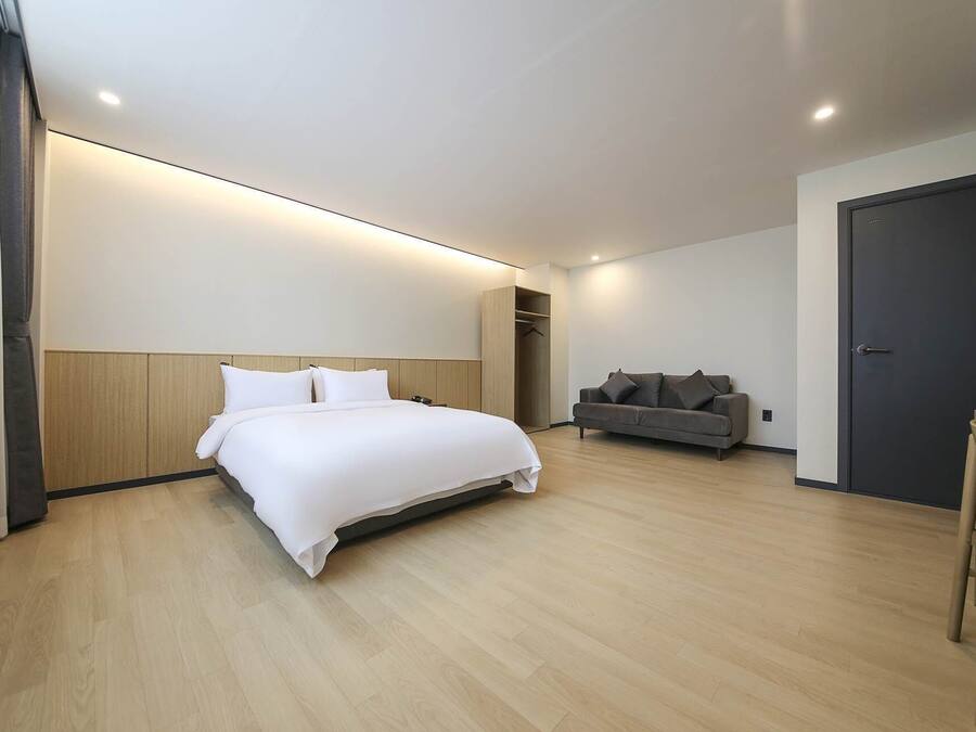 Premium bedding, desk, soundproofing, iron/ironing board (on request)